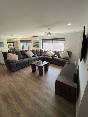 TV, offices - 5BR Mount Clear Manor - Sleep Up To 8 Guests! (Mount Clear)