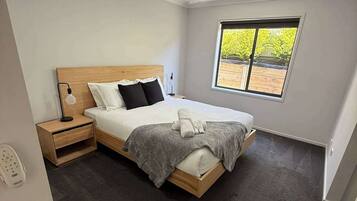 4 bedrooms, desk, iron/ironing board, WiFi