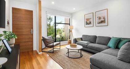 Beautiful 2BR on Bright, Torquay