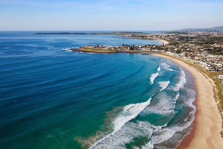 Beach nearby. SEASIDE STUDIO Minutes' walk to Beach, Lake, Fishing in beautiful Shellharbour
