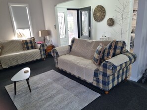 Smart TV, books - SEASIDE STUDIO Minutes' walk to Beach, Lake, Fishing in beautiful Shellharbour (Lake Illawarra)
