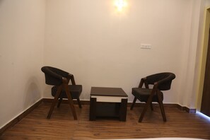 Deluxe Double Room, Balcony, Valley View | Ruang kerja komputer riba, langsir/tirai gelap terus