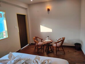 Habitación Deluxe doble, balcón, vistas al valle | Espacio para trabajar con un portátil y cortinas opacas