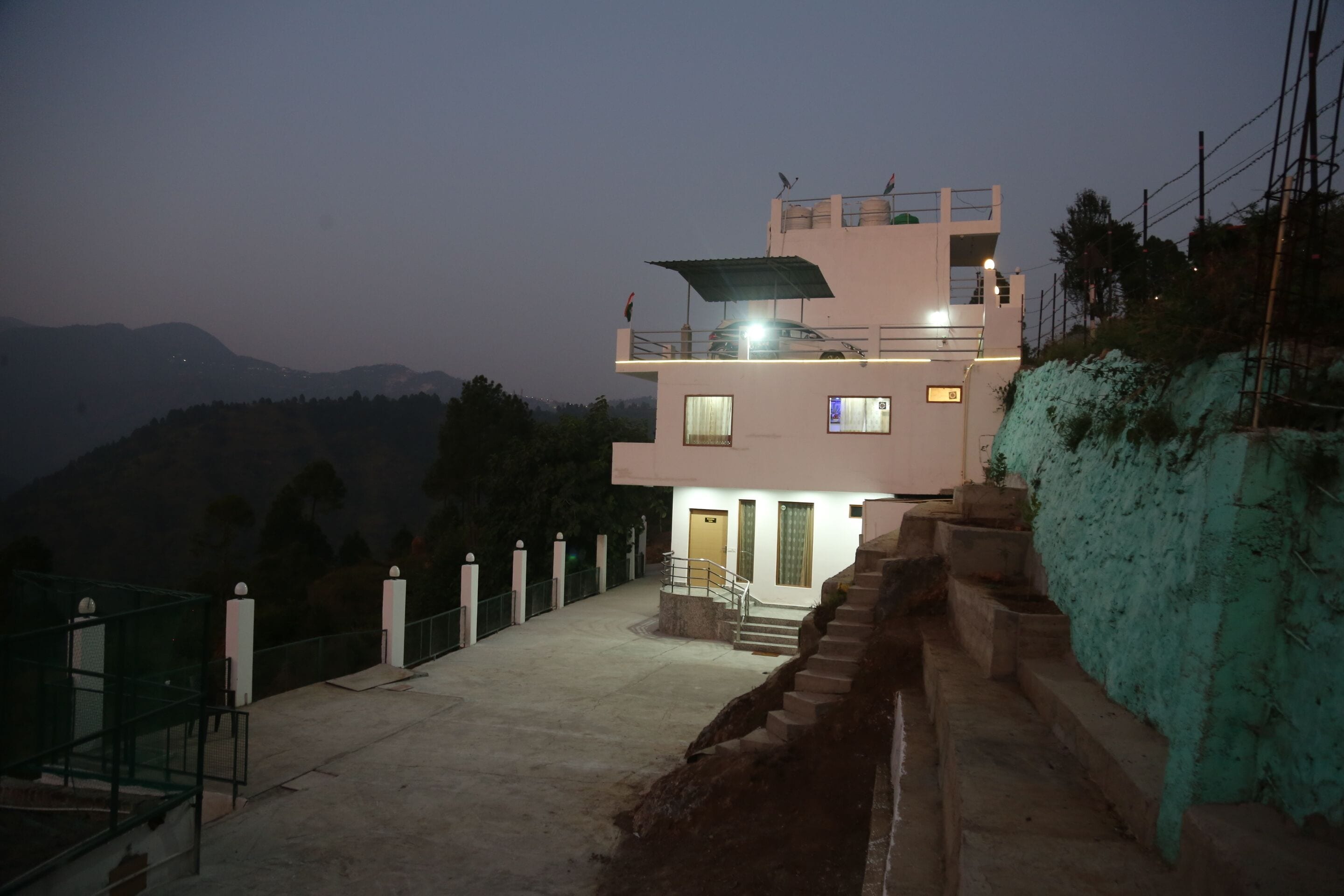 Fassade der Unterkunft – Abend/Nacht