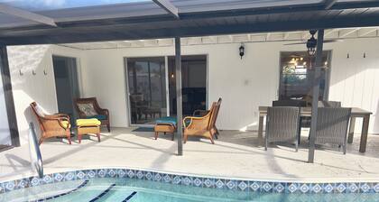 Updated Tranquil 2-bedroom heated pool house in Venice FL, close to Beaches.
