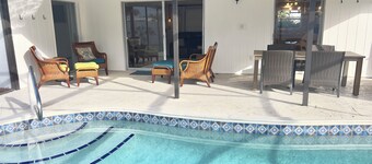 Updated Tranquil 2-bedroom heated pool house in Venice FL, close to Beaches.
