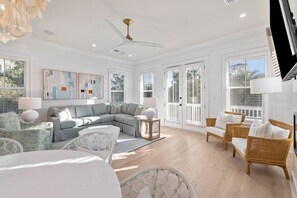 Smart TV, fireplace, books - Seacrest Stunner! STEPS to Beach & Town! 4 Bikes INCLUDED! (Rosemary Beach)