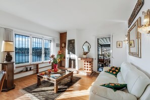 Télévision à écran plat, cheminée