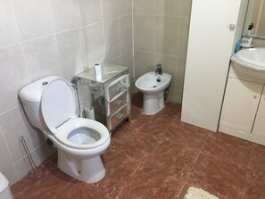 Biệt thự | Phòng tắm | Vòi sen/bồn tắm kết hợp, bồn tắm ngâm, khăn tắm 
