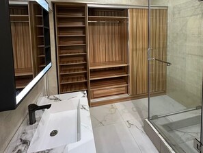 Apartment | Badezimmer | Dusche, Haartrockner, Handtücher