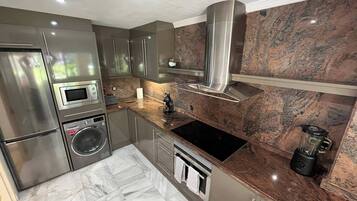 Appartement | Privékeuken | Een koelkast, een magnetron, een oven, een kookplaat