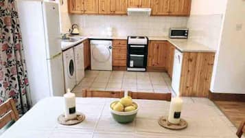 House | Private kitchen | Fridge, microwave, oven, stovetop