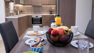Großer Kühlschrank, Ofen, Herdplatte, Espressomaschine