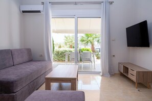 40-inch Smart TV with cable channels - Barbaras Apartments (Chania)