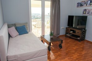 40-inch Smart TV with cable channels - Barbaras Apartments (Chania)