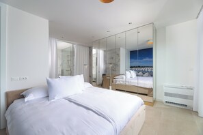 6 bedrooms, in-room safe, iron/ironing board, internet