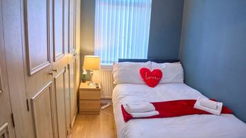 2 kamar tidur, setrika/meja setrika, Wi-Fi gratis, dan seprai linen
