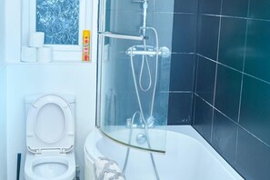 House | Bathroom | Combined shower/tub, deep soaking tub, towels - 2dbed Close to Etihad, Coop Live, Manchester (Manchester)