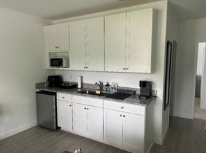 冰箱、微波炉、茶具/咖啡用具、烤面包机