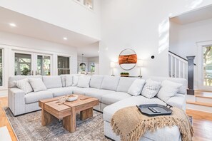 Fernseher, Kamin, Stereoanlage