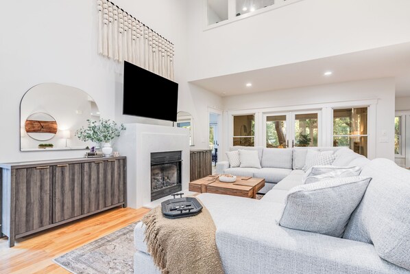 Televisión, chimenea y estéreo 