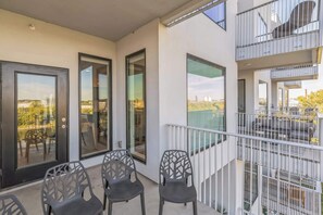 Terrace/patio - Modern 2 BDR w/ River View Balcony, Walk to DT! (Nashville)