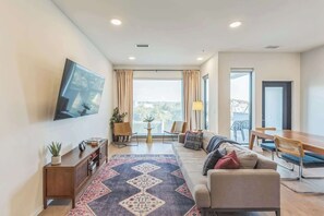 TV - Modern 2 BDR w/ River View Balcony, Walk to DT! (Nashville)