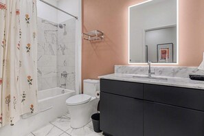 Dusj, hårføner og håndklær