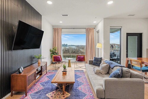 Modern 2 BDR w/ River View Balcony, Walk to DT!