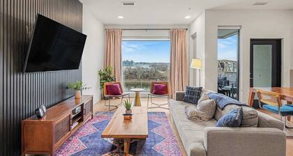 Modern 2 BDR w/ River View Balcony, Walk to DT!