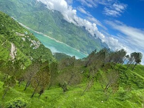 Desk, laptop workspace, free WiFi, bed sheets - Surya Lake View Retreat (Tehri)