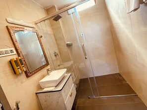 Dusche, Haartrockner, Handtücher, Seife