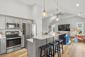 Kylskåp, mikrovågsugn, ugn och spishäll