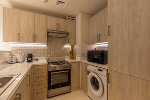 Réfrigérateur, four à micro-ondes, surface de cuisson, cafetière-théière