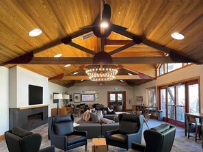 Fernseher, Kamin, Arbeitsbereiche