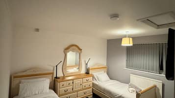 3 bedrooms, iron/ironing board, WiFi, bed sheets