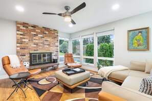 Una televisión, una oficina