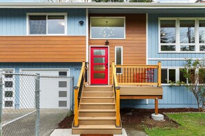 Exterior - Spacious 3BD Retreat + Pet Friendly, Large Yard (Seattle)