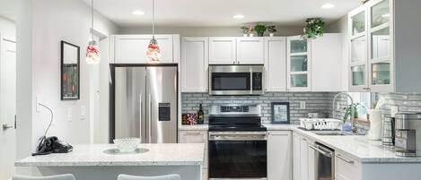 Kühlschrank, Mikrowelle, Ofen, Herdplatte