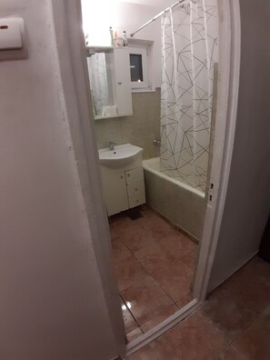 Douche, sĂšche-cheveux, serviettes fournies, savon
