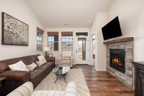 Modern 2 bedroom with mt views and spacious