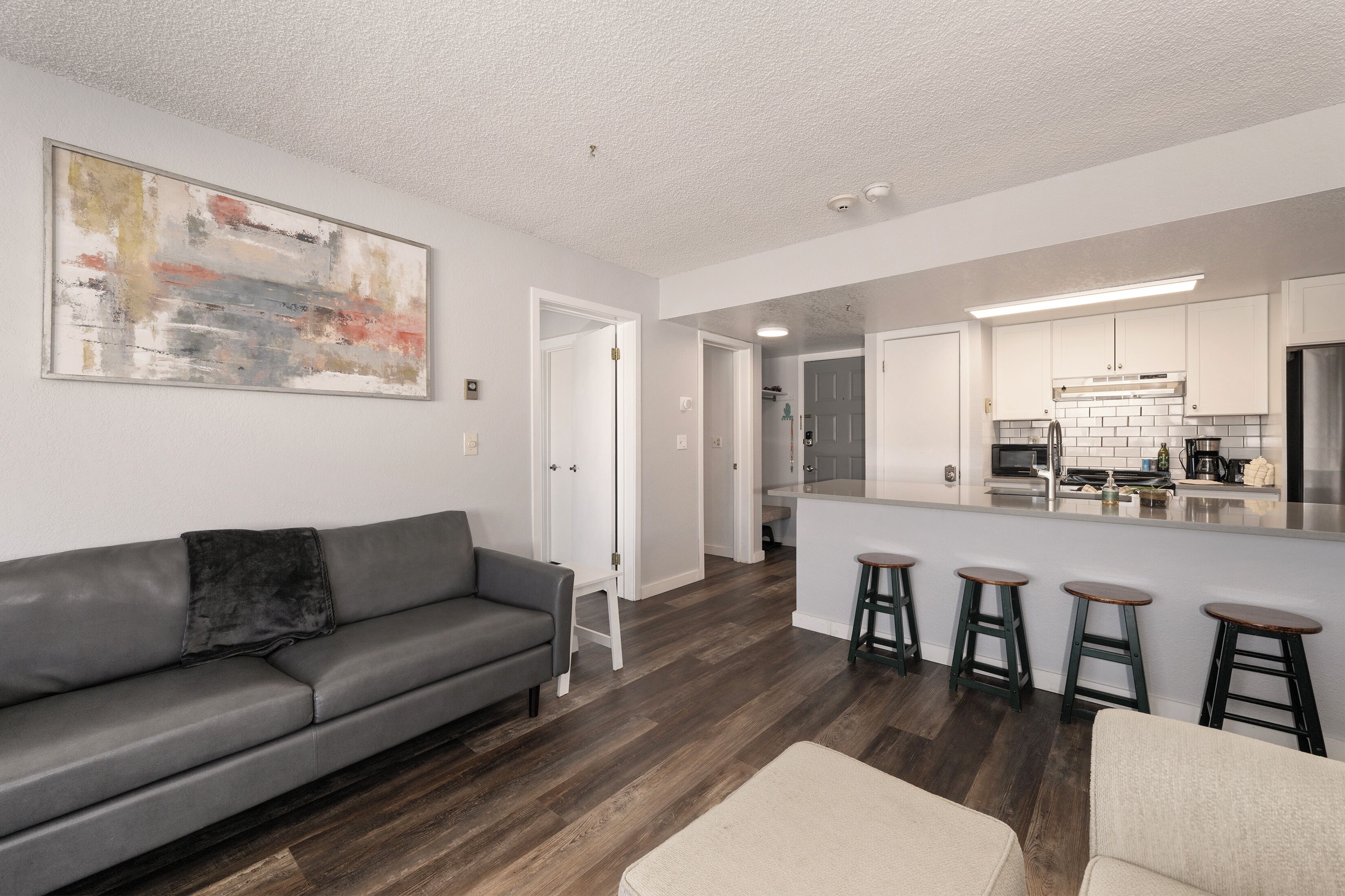 电视、壁炉、电脑显示器