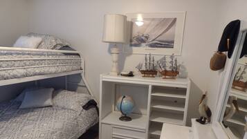 2 habitaciones, escritorio, tabla de planchar con plancha y wifi gratis