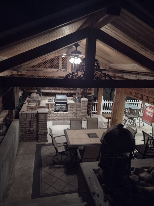 Outdoor dining - Cozy 2-bedroom apartment in enchanting Elk Ridge with AC, WiFi cottage feel (Elk Ridge)