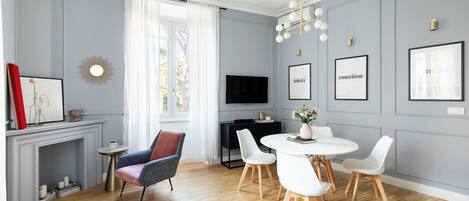 Leilighet | Oppholdsområde | En 32-tommers Flatskjerm-TV med kabel-kanaler