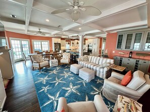 Una televisión, una chimenea, libros, un reproductor estéreo