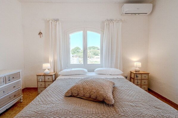 3 slaapkamers, een strijkplank/strijkijzer, reisbedje, wifi