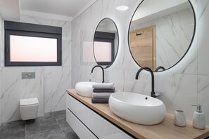Apartamento superluxo, para não fumantes, vista para o mar | Banheiro | Banheira e chuveiro separados, secador de cabelo, toalhas de banho 