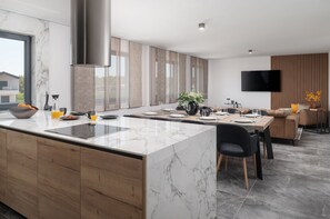 Apartamento de lujo, no fumadores, vistas al mar | Cocina privada | Frigorífico grande, microondas, horno y placa de cocina