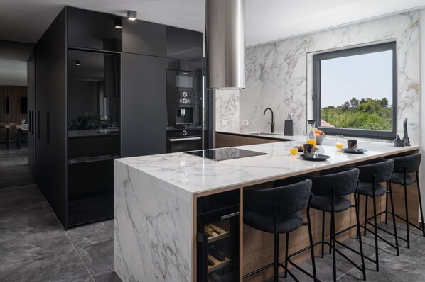 Apartamento de lujo, no fumadores, vistas al mar | Cocina privada | Frigorífico grande, microondas, horno y placa de cocina